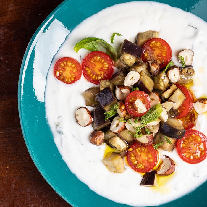 Aubergines, tomates cerises, noisettes et yaourt à la menthe